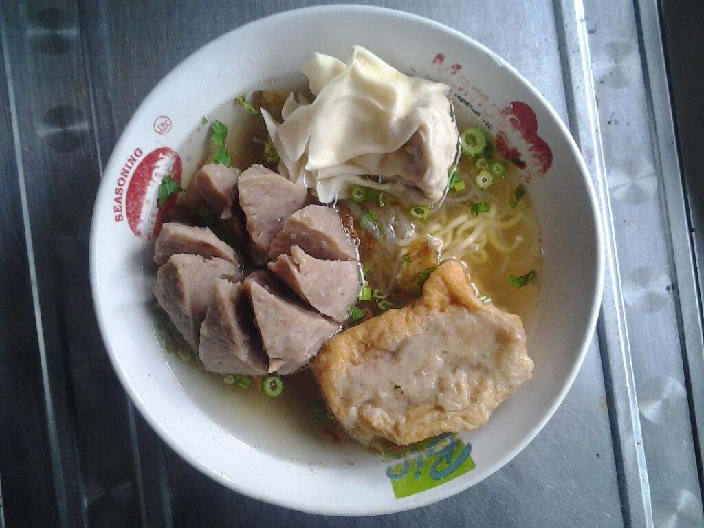 ini cerita q. dari bekerja kantoran sekarang berjualan bakso.