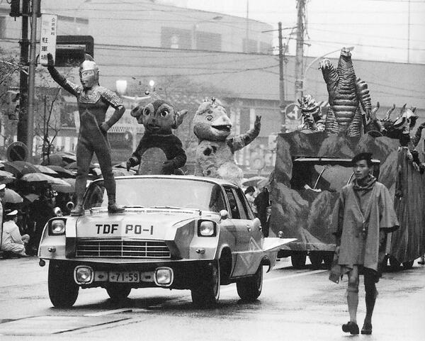 Apa Yang Dilakukan Godzilla Ketika Sedang 'Tidak Menghancurkan Gedung???
