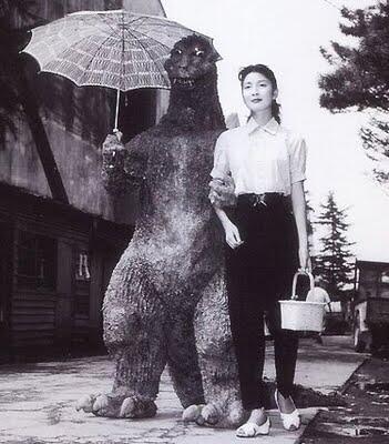 Apa Yang Dilakukan Godzilla Ketika Sedang 'Tidak Menghancurkan Gedung???