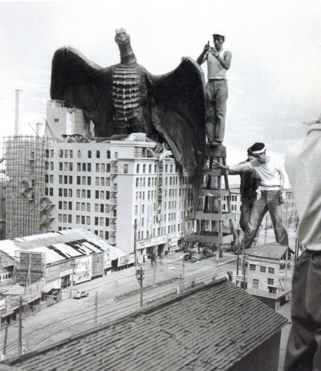 Apa Yang Dilakukan Godzilla Ketika Sedang 'Tidak Menghancurkan Gedung???