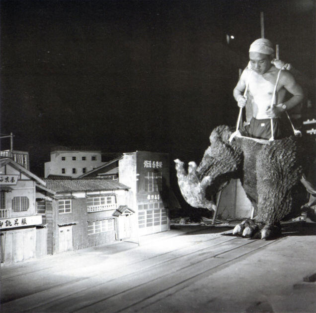 Apa Yang Dilakukan Godzilla Ketika Sedang 'Tidak Menghancurkan Gedung???