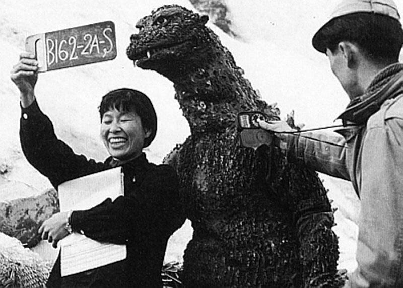 Apa Yang Dilakukan Godzilla Ketika Sedang 'Tidak Menghancurkan Gedung???