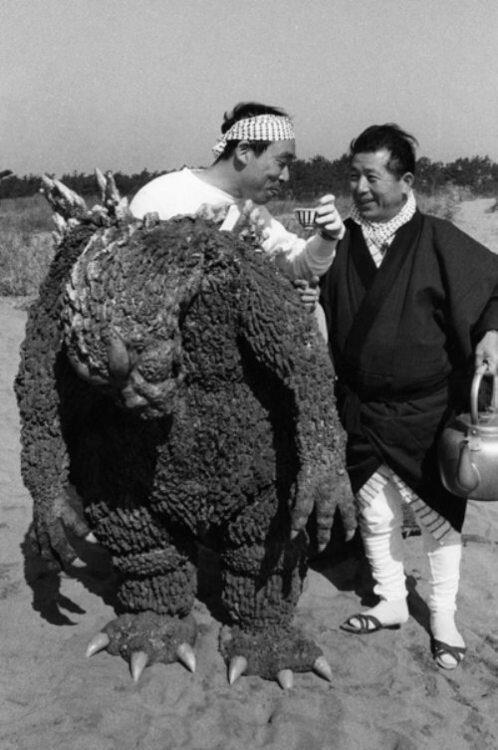 Apa Yang Dilakukan Godzilla Ketika Sedang 'Tidak Menghancurkan Gedung???