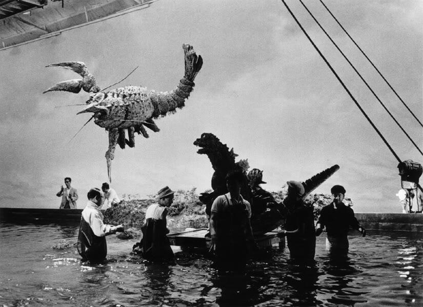 Apa Yang Dilakukan Godzilla Ketika Sedang 'Tidak Menghancurkan Gedung???