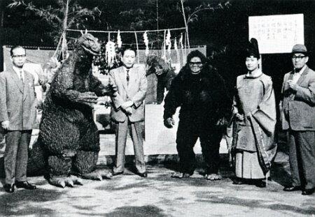 Apa Yang Dilakukan Godzilla Ketika Sedang 'Tidak Menghancurkan Gedung???