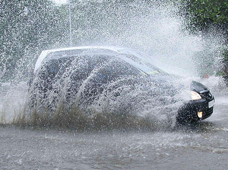 KELAKUAN NYEBELIN PENGENDARA MOTOR SAAT HUJAN