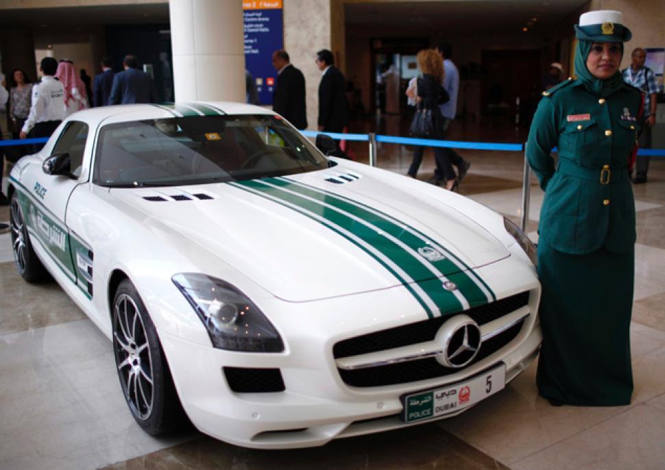 Inilah Mobil Sports Yang Dipakai Polisi Dubai Untuk Patroli