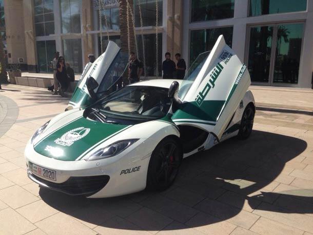 Inilah Mobil Sports Yang Dipakai Polisi Dubai Untuk Patroli