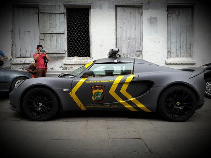 Inilah Mobil Sports Yang Dipakai Polisi Dubai Untuk Patroli