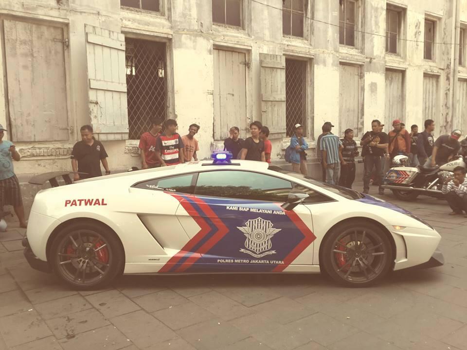 Inilah Mobil Sports Yang Dipakai Polisi Dubai Untuk Patroli