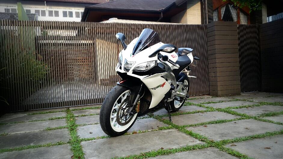 Aprilia RSV4 1000cc 2011 White Bandung