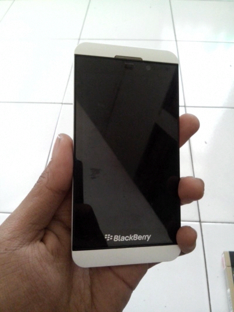 Blackberry Z10 white Ori TAM garansi masih lumayan panjang Semarang