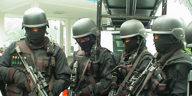 membandingkan latihan komando paasukan MALAYSIA dan TNI