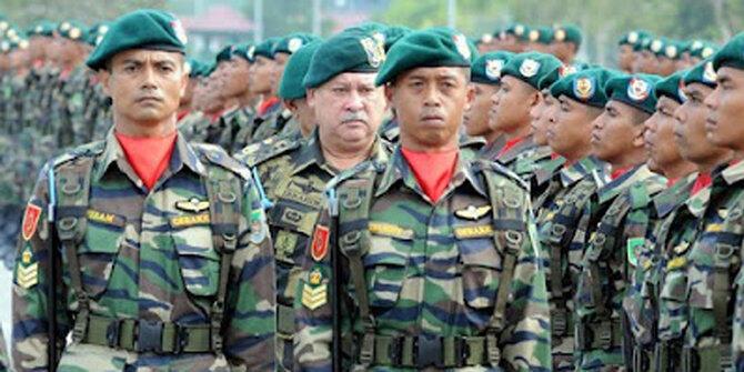 membandingkan latihan komando paasukan MALAYSIA dan TNI