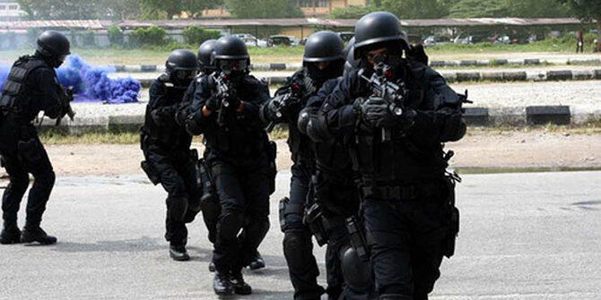 membandingkan latihan komando paasukan MALAYSIA dan TNI