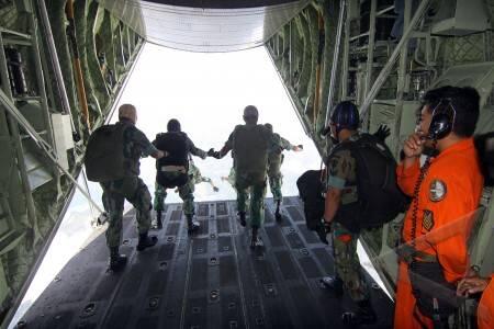 membandingkan latihan komando paasukan MALAYSIA dan TNI