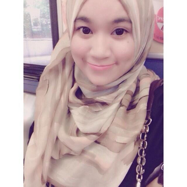 Cewek Malaysia cantik berkerudung