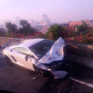 Foto Lamborgini Nabrak Truk Di Tol Priok