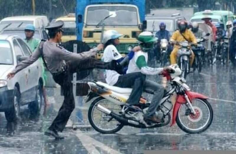 Plak! Bule Tampol Biker yang Ngebut di Zebra Cross daerah Senayan