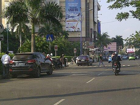 Plak! Bule Tampol Biker yang Ngebut di Zebra Cross daerah Senayan