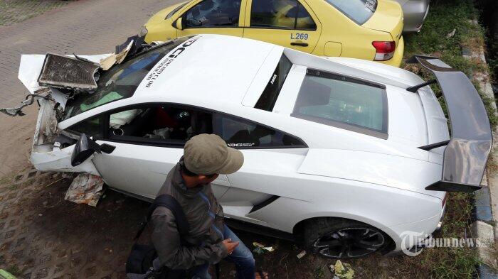 &#91;HOT&#93; Bentuk Lamborghini Setelah Menabrak Truk di Tol Priok