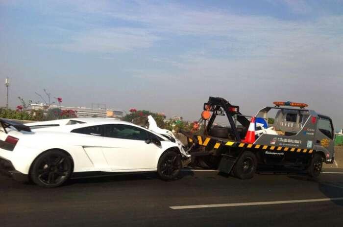 &#91;HOT&#93; Bentuk Lamborghini Setelah Menabrak Truk di Tol Priok