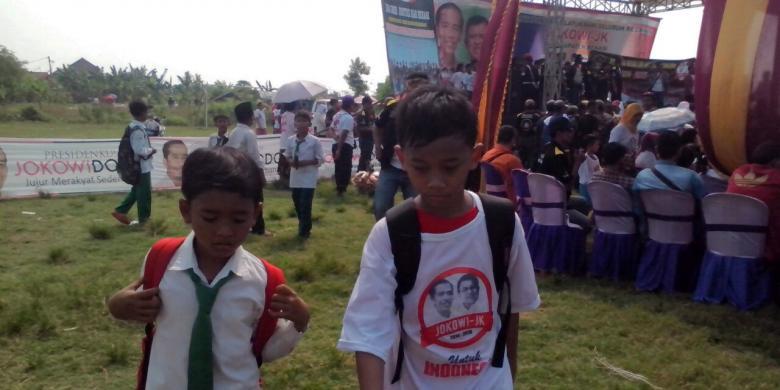 Demi Kaus, Siswa SD Ramai-ramai Datangi Pembekalan Relawan Jokowi-JK