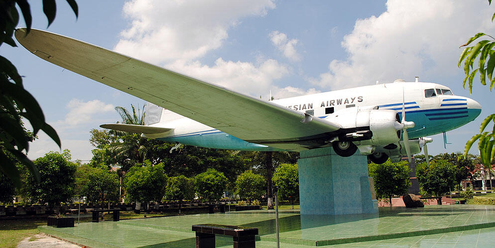 Kisah pesawat komersil pertama di Indonesia &#91;Terima kasih Rakyat Aceh&#93;