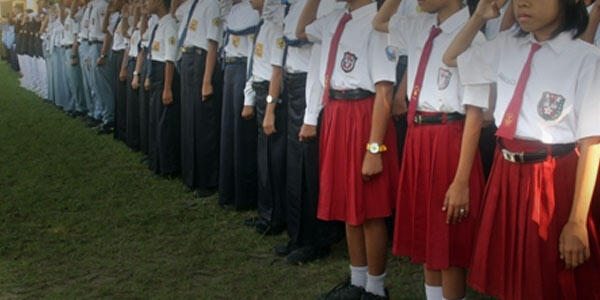 wah mulai saat ini SERAGAM SD-SMA HArus ada BENDERA-nya di dada kiri