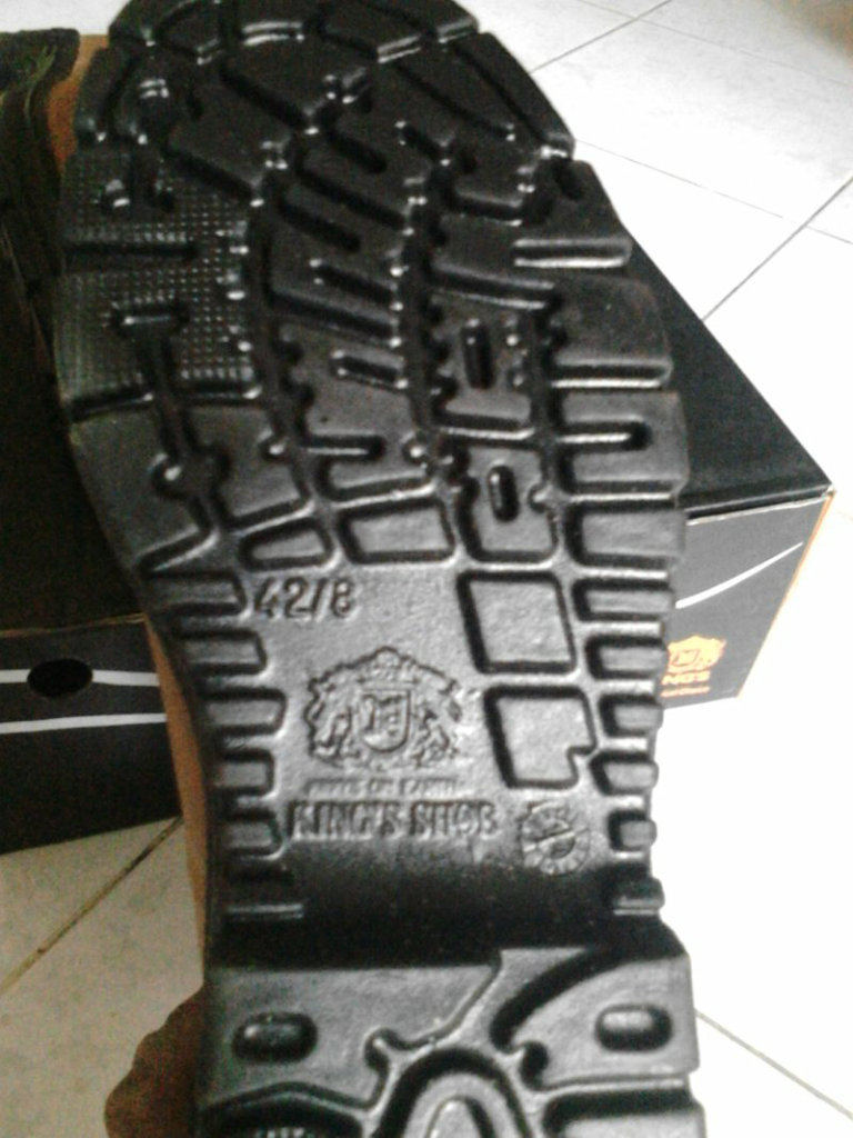 Sepatu safety King's