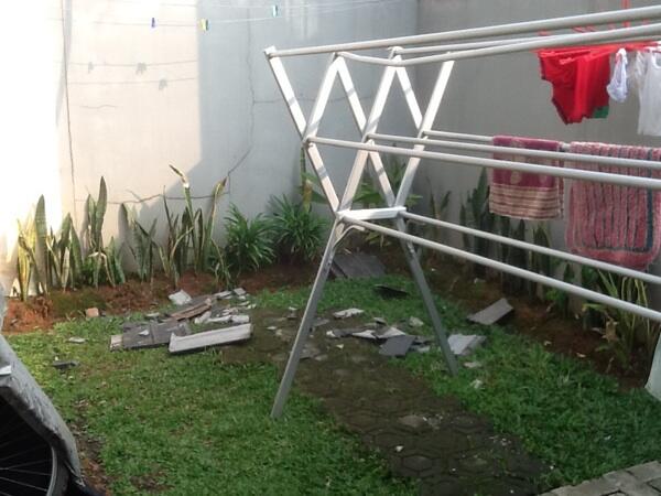 Kejadian Aneh di Siang Bolong - Atap Rumah Hancur