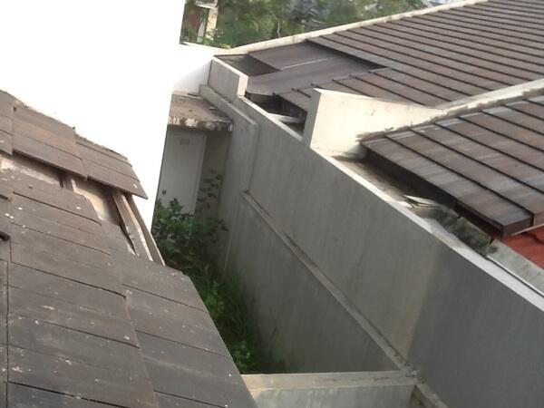 Kejadian Aneh di Siang Bolong - Atap Rumah Hancur