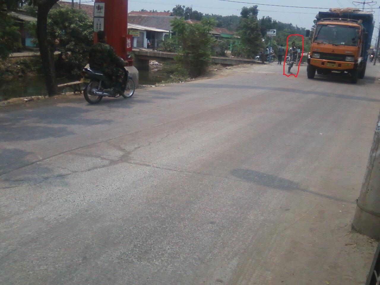 Banyaknya Polisi Tidur di sepanjang jalan Cadas - Kukun, Tangerang, Banten