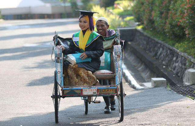 Mengharukan, Wisudawan Ber-IPK 3,96 Itu Diantar Ayahnya dengan Becak