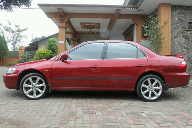 Dijual honda accord VTIL tahun 2000 cbu v6 warna merah maron