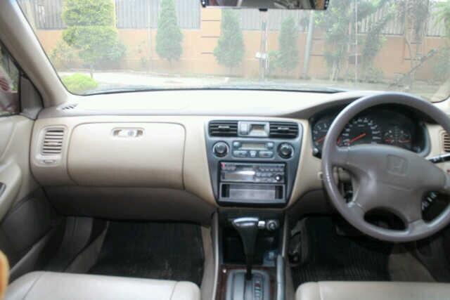 Dijual honda accord VTIL tahun 2000 cbu v6 warna merah maron
