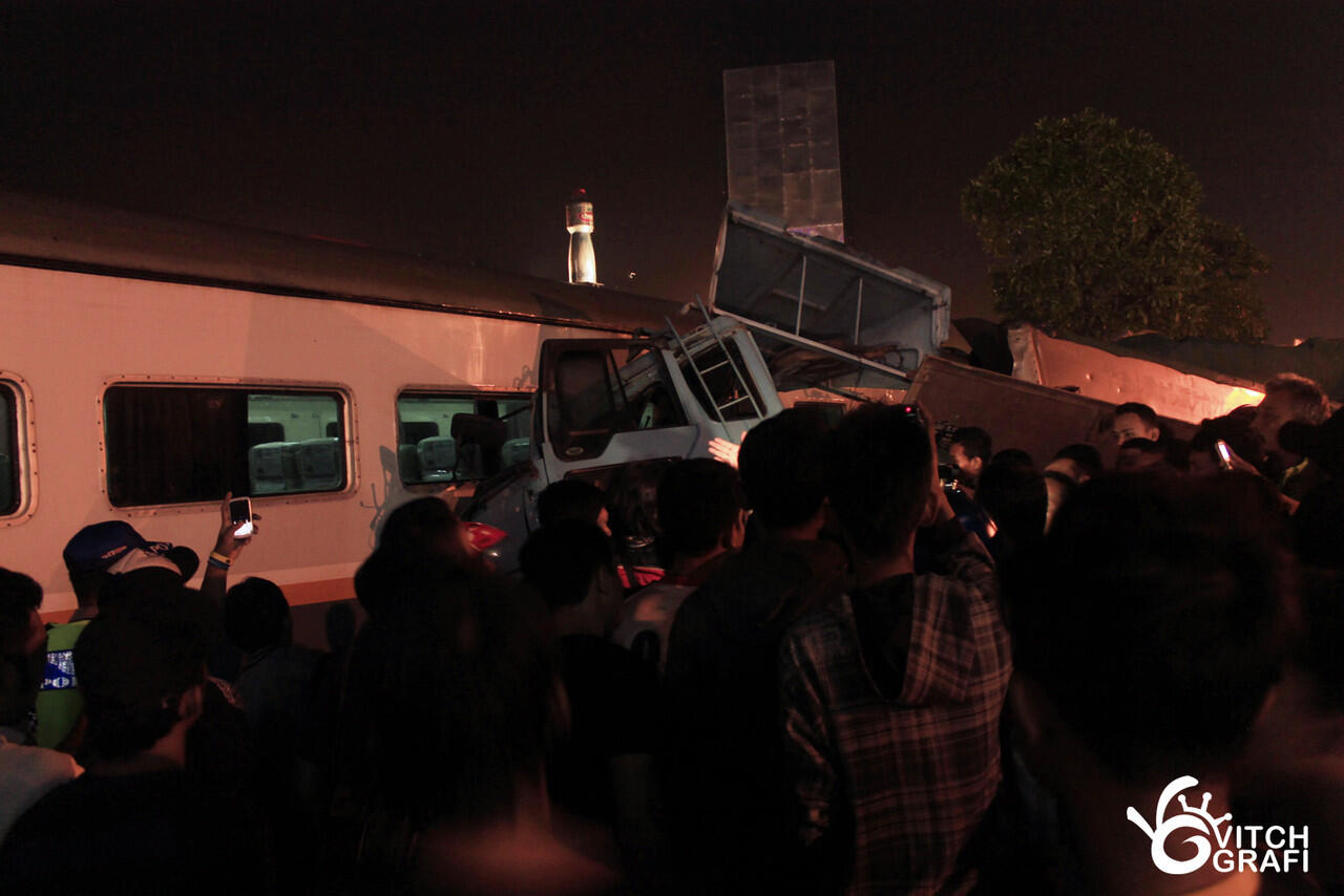 Foto-Foto Tabrakan KA Mutiara Timur - Truk FUSO Biru 11 Juni 2014