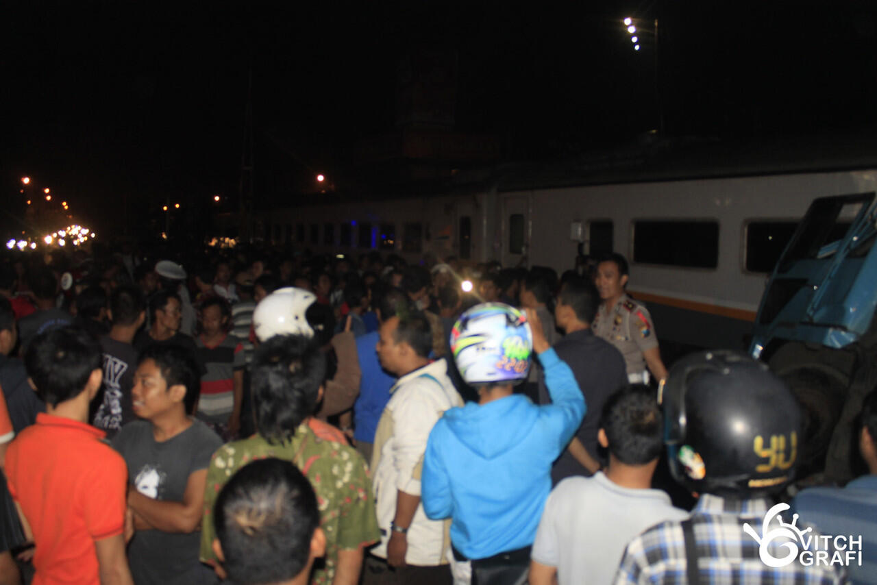 Foto-Foto Tabrakan KA Mutiara Timur - Truk FUSO Biru 11 Juni 2014