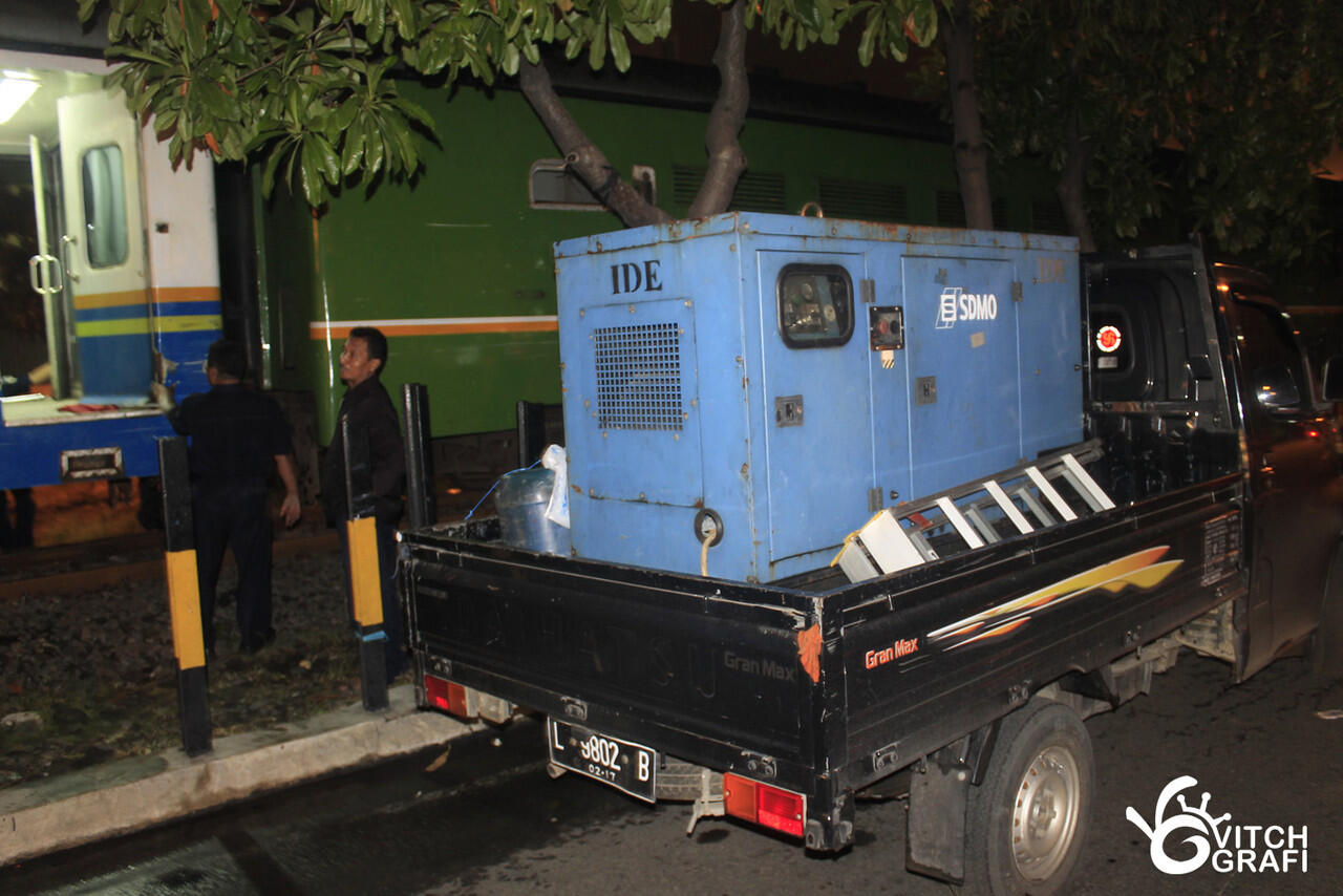 Foto-Foto Tabrakan KA Mutiara Timur - Truk FUSO Biru 11 Juni 2014