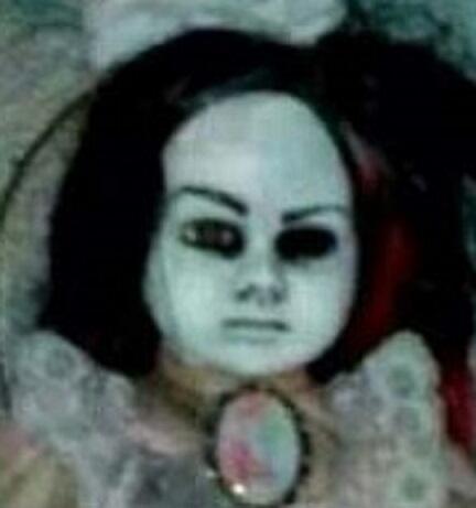 Boneka misterius dari singapura