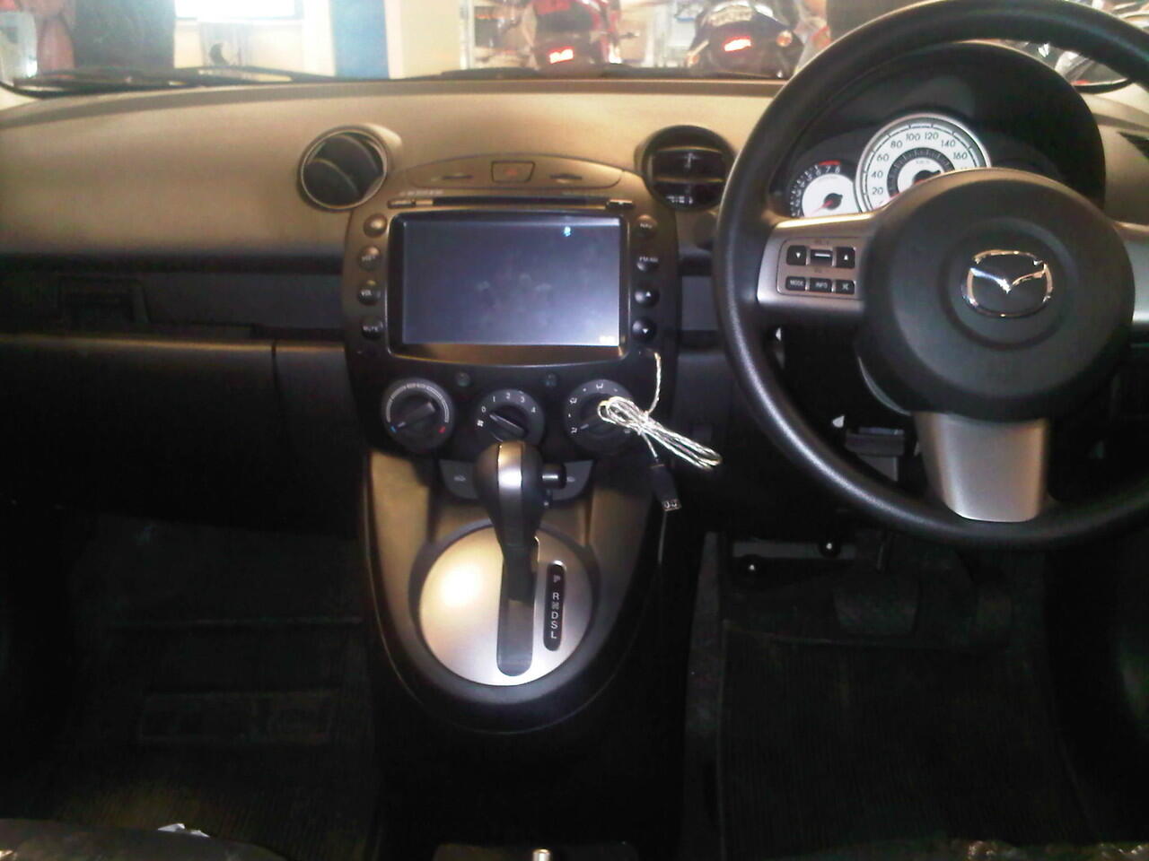 MAZDA 2 CUCI GUDANG TIPE R AUTOMATIC WARNA SILVER 2013
