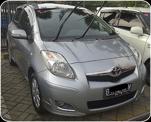 TOYOTA YARIS E MATIC 2010 SILVER