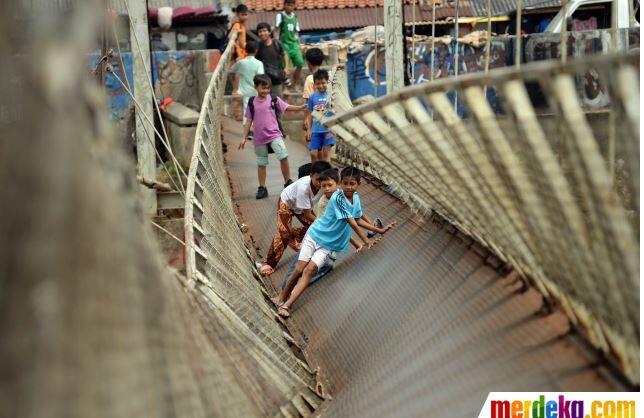 &#91;Miris, Ditengah Jakarta&#93; Jembatan Gantung Tambora-Grogol Nyaris Putus, Dilalui Anak