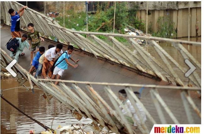 &#91;Miris, Ditengah Jakarta&#93; Jembatan Gantung Tambora-Grogol Nyaris Putus, Dilalui Anak
