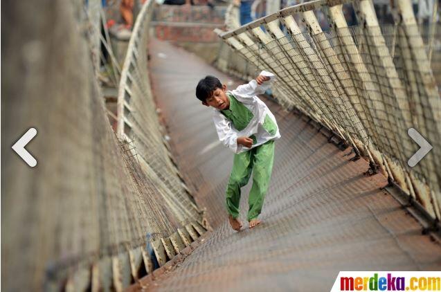 &#91;Miris, Ditengah Jakarta&#93; Jembatan Gantung Tambora-Grogol Nyaris Putus, Dilalui Anak