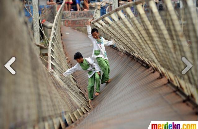 &#91;Miris, Ditengah Jakarta&#93; Jembatan Gantung Tambora-Grogol Nyaris Putus, Dilalui Anak