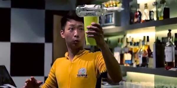 WOogh Bartender Ini Sajikan Minuman Ala Aksi Bruce Lee Gan