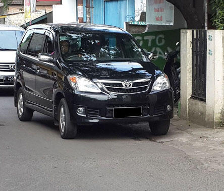 Toyota avanza G manual th 2011 warna hitam
