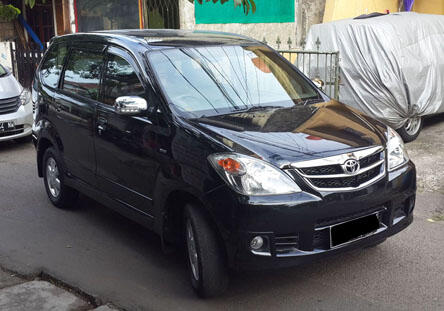 Toyota avanza G manual th 2011 warna hitam