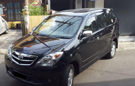 Toyota avanza G manual th 2011 warna hitam